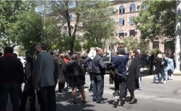 Զոհված զինծառայողների հարազատները փակել են Վերաքննիչ դատարանի հարակից փողոցը․ ուղիղ